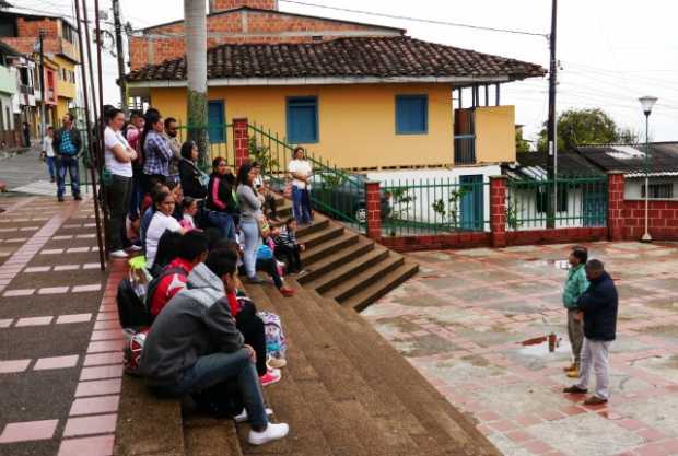 Los afectados se reunieron en el patio del colegio La Sagrada Familia de Palestina. El rector, Roberto Gil, les explicó la razón