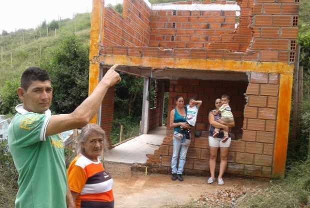 Rubinel Álvarez muestra cómo quedó su casa luego del invierno de principios de este año. Rubinel Álvarez muestra cómo quedó su casa luego del invierno de principios de este año.