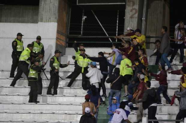 El enfrentamiento entre tolimenses y policías ocurrió a los 20 minutos del segundo tiempo.