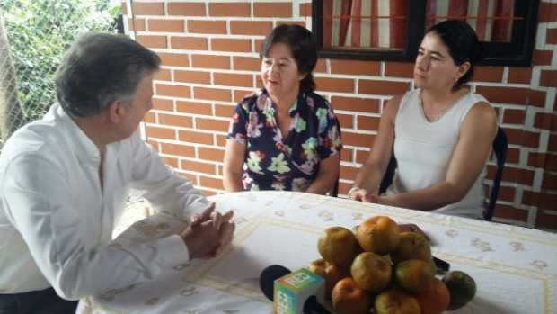 El presidente Juan Manuel Santos y Ángela Osorio de Arias. 