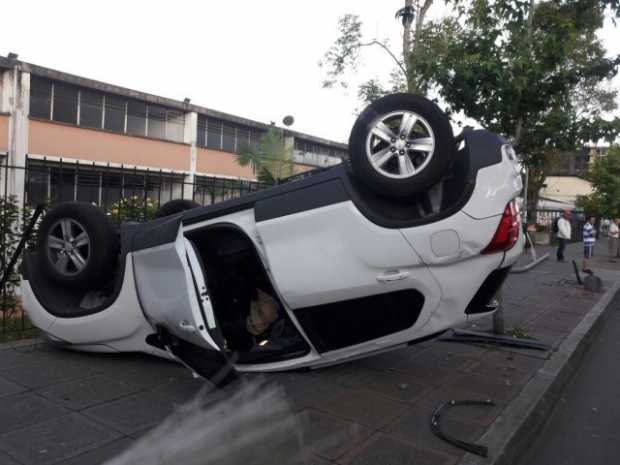 El carro se volcó en la Avenida Santander.