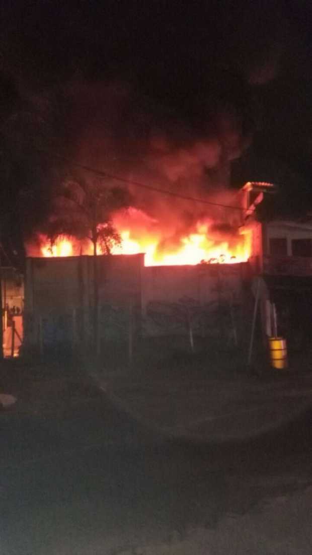 Dos casas arden en llamas por la circunvalar de Pereira