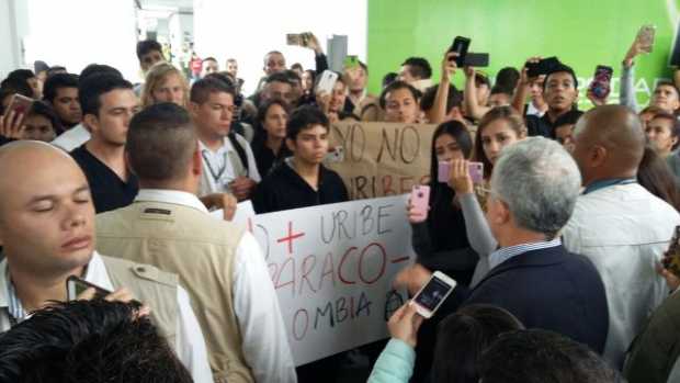 Álvaro Uribe confronta a estudiantes en la Universidad de Manizales