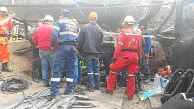 Los organismos de socorro trabajan para sacar del socavón los tres hombres que aún permanecen en la mina. Los organismos de socorro trabajan para sacar del socavón los tres hombres que aún permanecen en la mina.