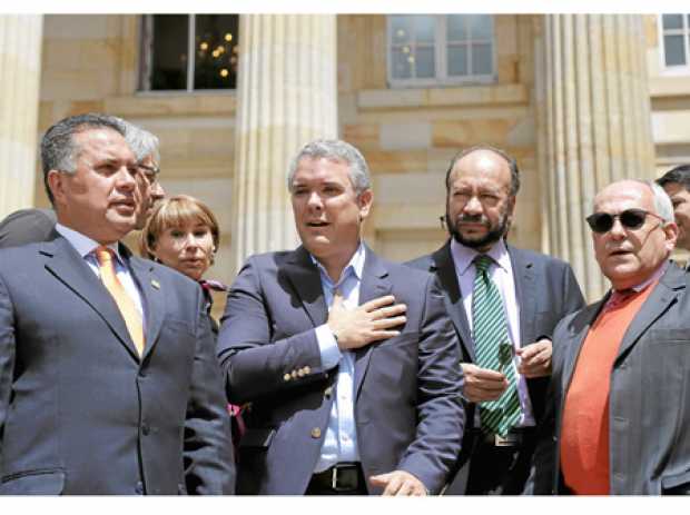 Iván Duque rodeado de la bancada del Centro Democrático con miras a las elecciones presidenciales.