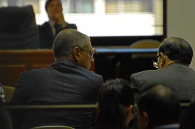 El vicepresidente sin funciones, Jorge Glas, mira a su abogado Eduardo Franco Loor, tras conocer su condena. 