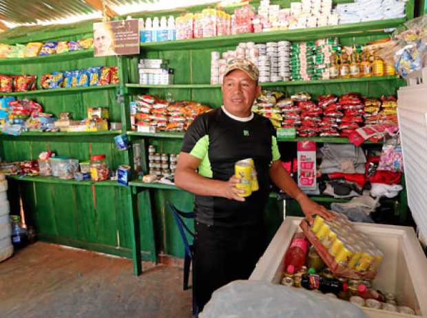 Óscar Alberto Guerrero, de 42 años, 29 de los cuales estuvo en el Frente 29 de las Farc, trabaja en su tienda. 