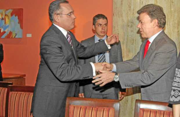 Efraín Cepeda, presidente del Senado, se enfrenta al mandatario, Juan Manuel Santos, por las 16 circunscripciones especiales para las víctimas del conflicto. Efraín Cepeda, presidente del Senado, se enfrenta al mandatario, Juan Manuel Santos, por las 16 circunscripciones especiales par