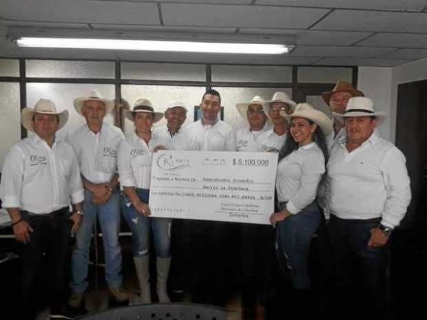 Solidarios Chinchiná. La Asociación de Caballistas de Chinchiná, (Equus) donó $5 millones 100 mil para ayudar a reconstruir las 