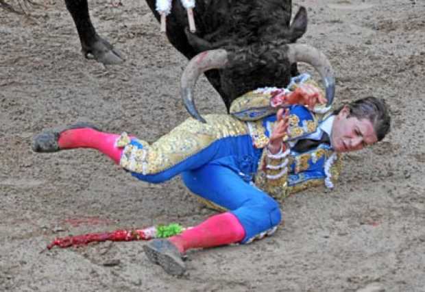 Fotos | EFE | LA PATRIA El colombiano Sebastián Ritter fue arrollado por su primer toro, sin consecuencias.