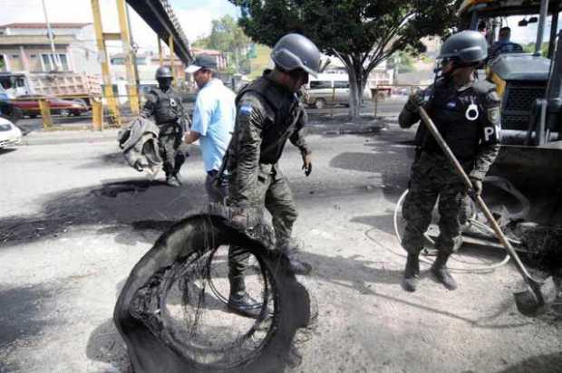 policías, militares y personal de aseo, entre otros, se dedicaba a limpiar la basura en diferentes barrios, calles, bulevares y autopistas dejada durante las manifestaciones. policías, militares y personal de aseo, entre otros, se dedicaba a limpiar la basura en diferentes barrios, calles, bulevares y