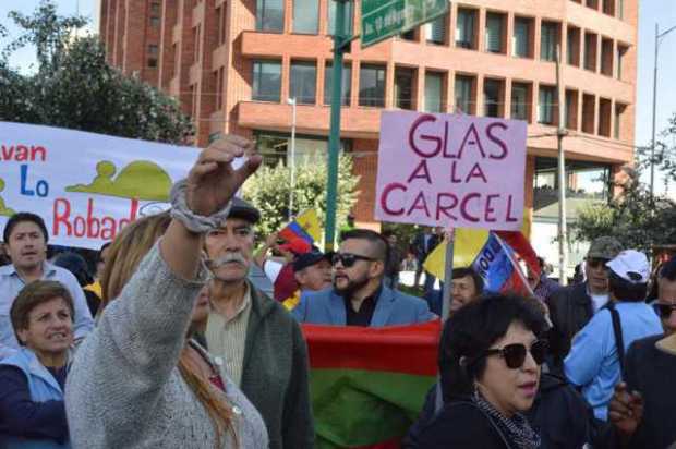 Medio centenar de personas se concentró ante la sede de la Corte Nacional de Justicia en Quito