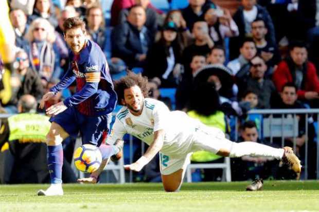 El jugador FC Barcelona Leo Messi,iz., y Marcelo,d., del Real Madrid