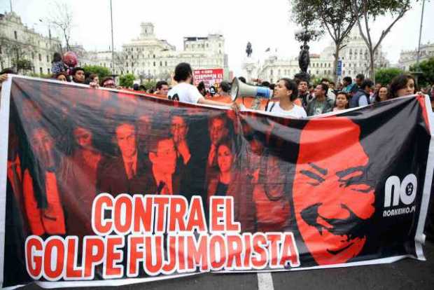 Los seguidores de Pedro Pablo Kuczynski le piden que disuelva el Congreso, como lo hizo Alberto Fujimori en 1992, padre de los l