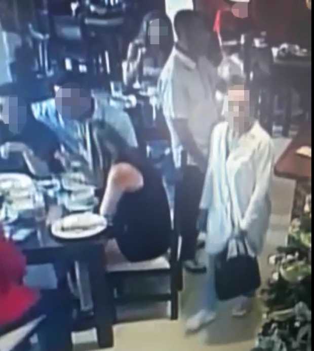 A punta de simpatía se robaron un bolso en un restaurante de Manizales 