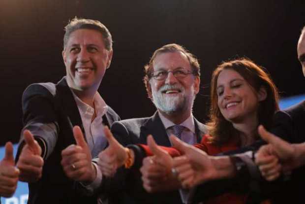 El presidente del Gobierno español, Mariano Rajoy, acompaña al candidato del PPC a la presidencia de la Generalitat, Xavier Garc