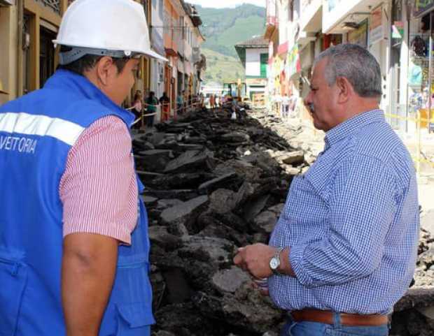 En la carrera cuarta se levantó el pavimento para organizar la calle y darle un nuevo aspecto. Frente a la obra está el alcalde 