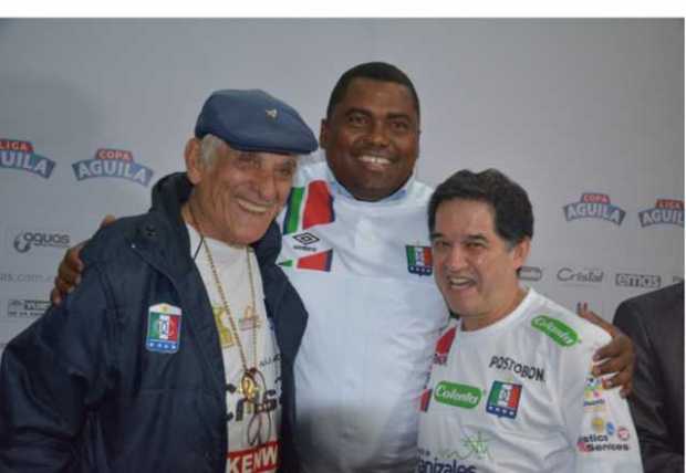 Hubert Bodhert (centro) acompañado de Darío Gómez, el Loco Darío, y Ramiro Giraldo, dos aficionados del Once Caldas. El nuevo té