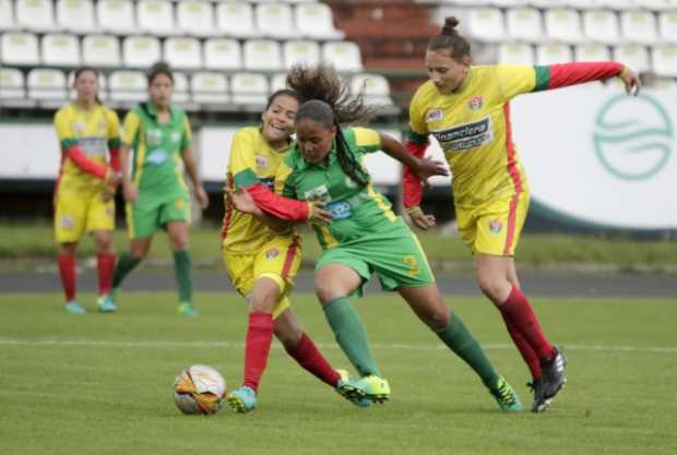 El fútbol femenino tiene su final nacional en Manizales. Caldas (verde) cayó ayer en el debut ante Santander.