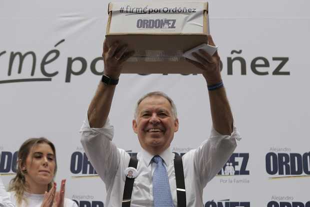 Alejandro Ordóñez entregó dos millones de firmas para su candidatura presidencial