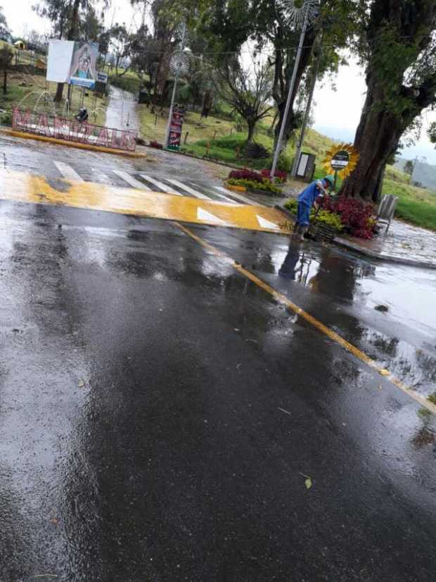 Foto | Cortesía UGR | LA PATRIA Ayer se realizó limpieza de alcantarillas luego de las inundaciones.