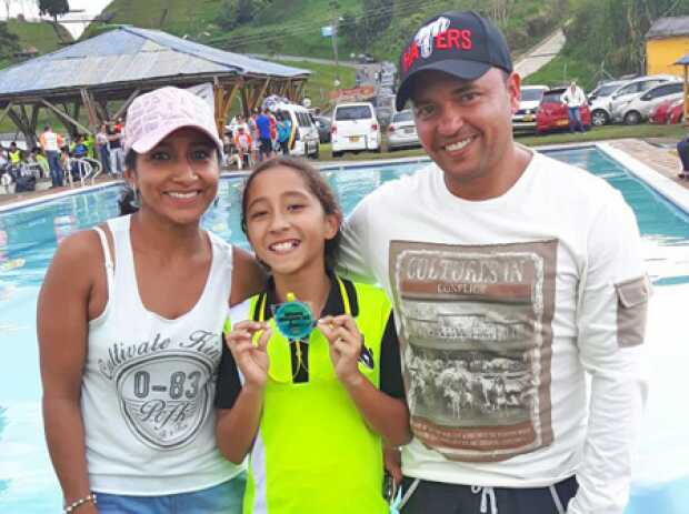 Salomé Ocampo celebra los títulos junto a sus padres, Alejandro Ocampo y Beatriz Salazar.