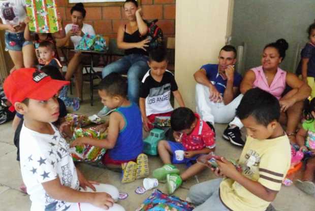 Algunos menores del corregimiento de Arauca pasaron una tarde navideña con la familia Sioekavizza.