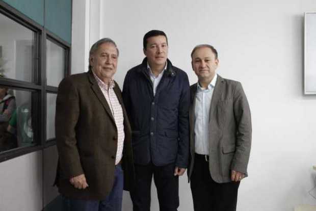 El candidato a senado por la U en Caldas, Hernán Penagos, acompañando la lista a Cámara con Óscar Tulio Lizcano (izquierda) e Is