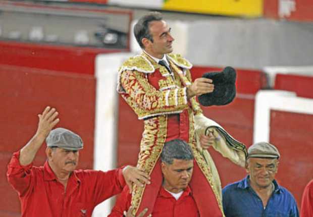  El torero español Enrique Ponce sale a hombros de la Plaza de Toros Cañaveralejo. 