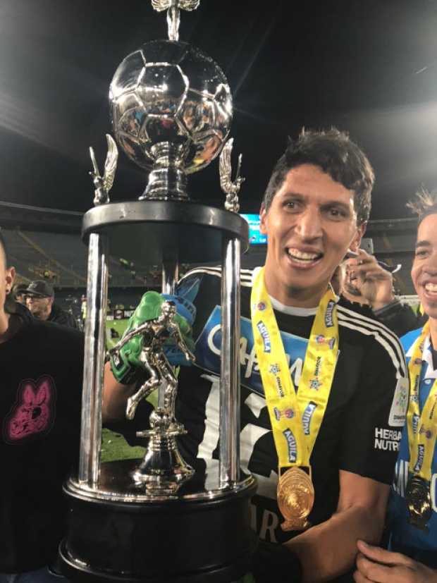 Ramíro Sánchez, portero suplente de Millonarios, es manizaleño y celebró el título con el equipo embajador. 