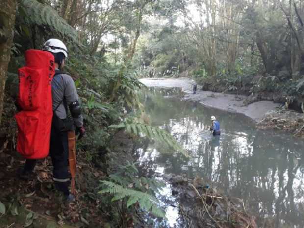 Los organismos de socorro buscan en la canal y el embalse a la menor. 