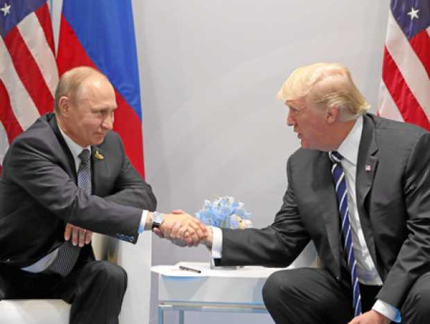 El presidente ruso, Vladímir Putin, conversa con el presidente estadounidense, Donald J. Trump. 