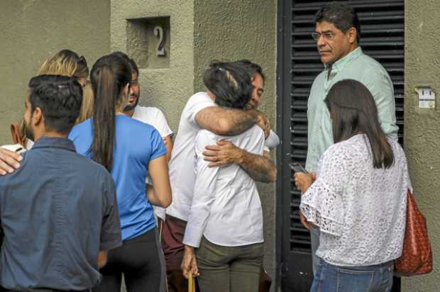 Antonieta de López (c, de espaldas), madre del opositor venezolano Leopoldo López, saluda a conocidos en la entrada del domicili