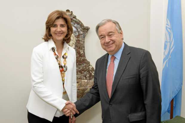 La ministra de Relaciones Exteriores de Colombia, María Ángela Holguín, saluda al secretario general de la ONU, António Guterres