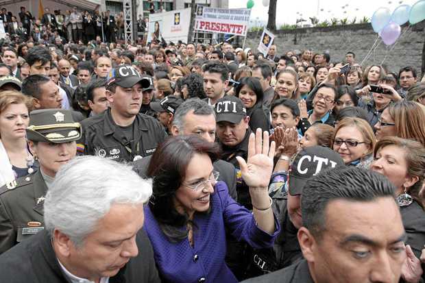 Carlos Alonso Lucio exguerrillero del M19 y la congresista del Partido Liberal Viviane Morales se hicieron visibles este año ant