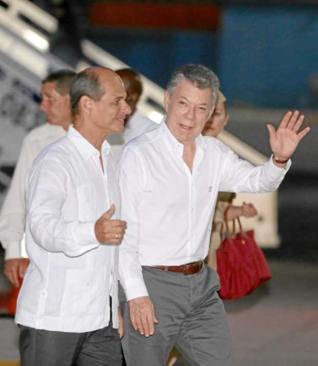 El presidente de Colombia, Juan Manuel Santos, camina acompañado del viceministro cubano de Relaciones Exteriores, Rogelio Sierr