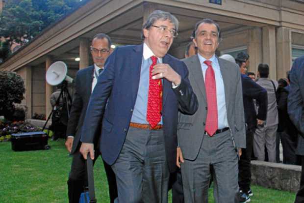 La investigación también cobija a Carlos Holmes Tujillo, quien fue la fórmula vicepresidencial de Óscar Iván Zuluaga. La investigación también cobija a Carlos Holmes Tujillo, quien fue la fórmula vicepresidencial de Óscar Iván Zuluaga.