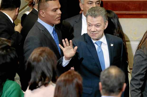 El presidente, Juan Manuel Santos, saluda a su llegada al acto de instalación de las sesiones ordinarias del Congreso.