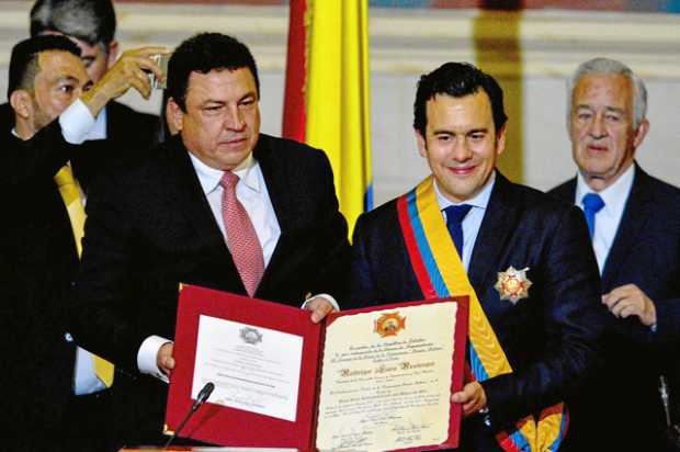 Miguel Ángel Pino le entregó la Presidencia de la Cámara de Representantes a Rodrigo Lara. 