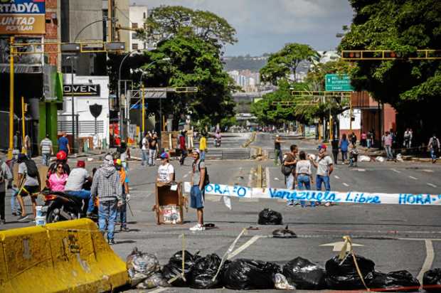 Manifestantes opositores bloquean una calle en la parte oriental de Caracas. 