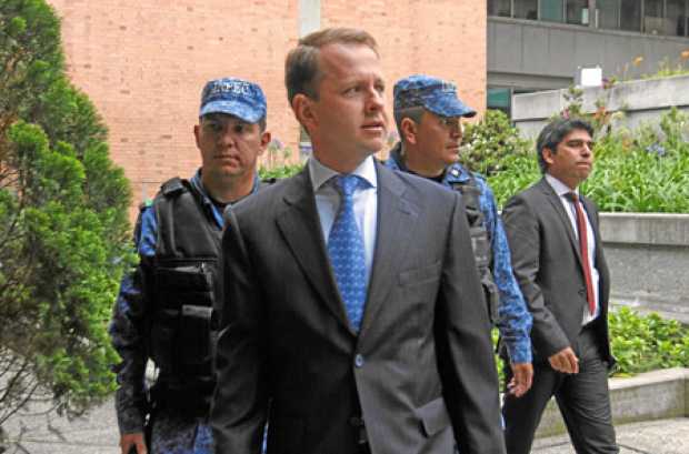 El exministro Arias asegura que es un perseguido político del Gobierno de Juan Manuel Santos, con quien coincidió en el Gobierno