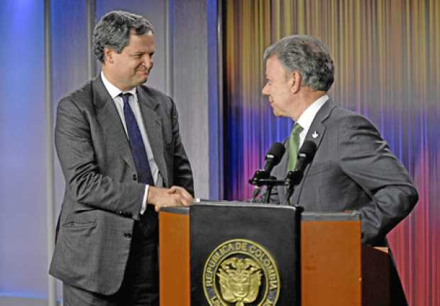  Sergio Jaramillo se despide del presidente, Juan Manuel Santos. 