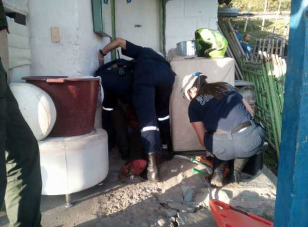 Fotos | Cortesía Villamaría sin Censura | LA PATRIA Los socorristas atendieron al hombre de Villamaría, herido en la cabeza con un machete. Fotos | Cortesía Villamaría sin Censura | LA PATRIA Los socorristas atendieron al hombre de Villamaría, herido en la cabeza con