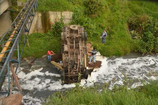 Este carro cayó a la quebrada Manizales en la mañana de ayer. El conductor resultó ileso. Este carro cayó a la quebrada Manizales en la mañana de ayer. El conductor resultó ileso.