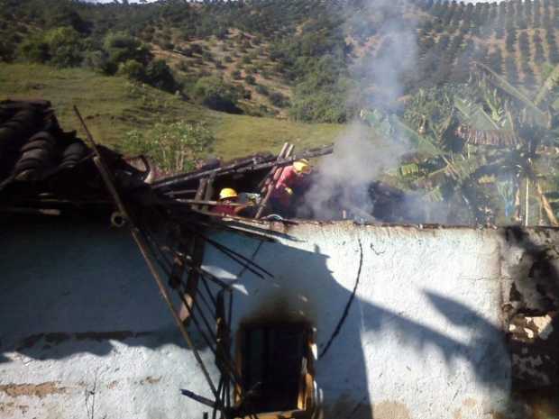 En pocos minutos la mitad de la casa fue consumida por las llamas.