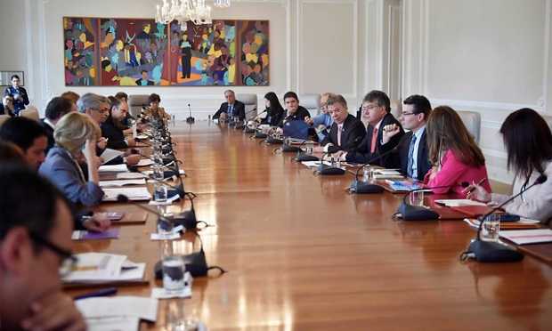 Ministros presentan renuncia protocolaria al presidente Juan Manuel Santos