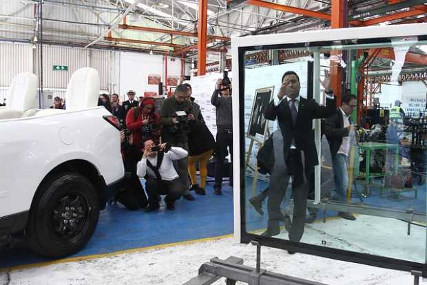 El vicepresidente, Óscar Naranjo, y monseñor Fabio Suescún, director episcopal de la visita inspeccionaron en el ensamble. 