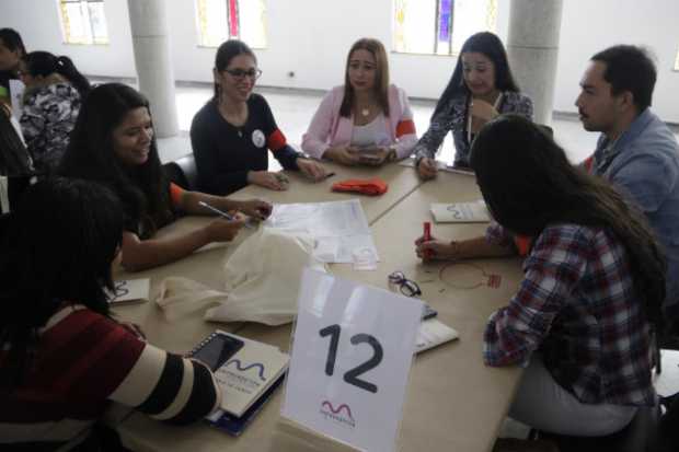 Plasmar las ideas de cada grupo fue el primer paso en la jornada de emprendimiento. 