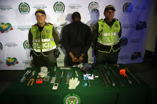 Foto | Policía | LA PATRIA El capturado y las herramientas que le hallaron. Se investiga cómo entró al apartamento. 