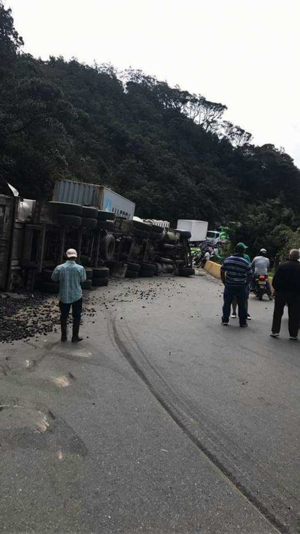 Accidente de tránsito obliga a cierre de la vía en La Línea